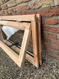 Douglas uitzetraam 99x49 met plexi glas