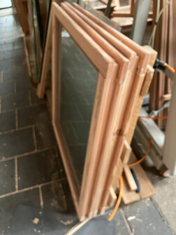 Douglas Vast raam 81x87.5 met gelaagd hamerslag dubbel glas