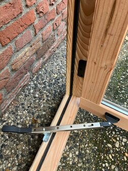 Douglas uitzetraam 62.5x99 met dubbel glas