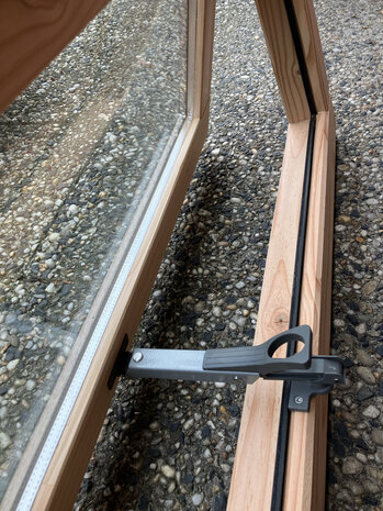 Douglas uitzetraam 99x49 met dubbel glas