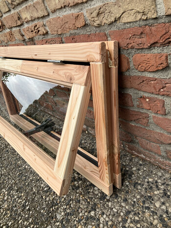 Douglas uitzetraam 99x49 met plexi glas