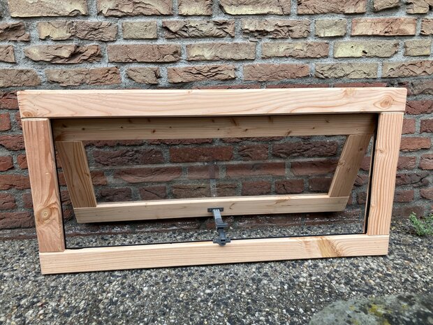 Douglas uitzetraam 99x49 met plexi glas