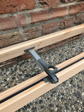Douglas uitzetraam 99x49 met plexi glas