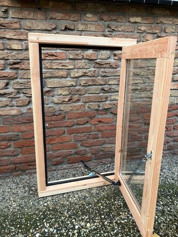 Douglas uitzetraam 62.5x99 met dubbel glas