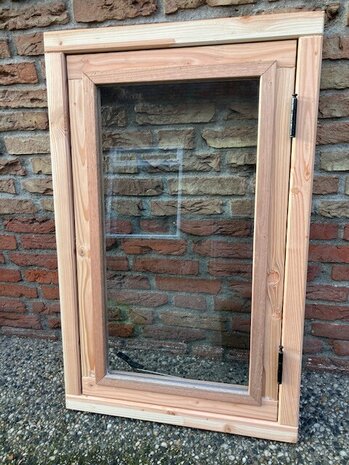 Douglas uitzetraam 62.5x99 met dubbel glas